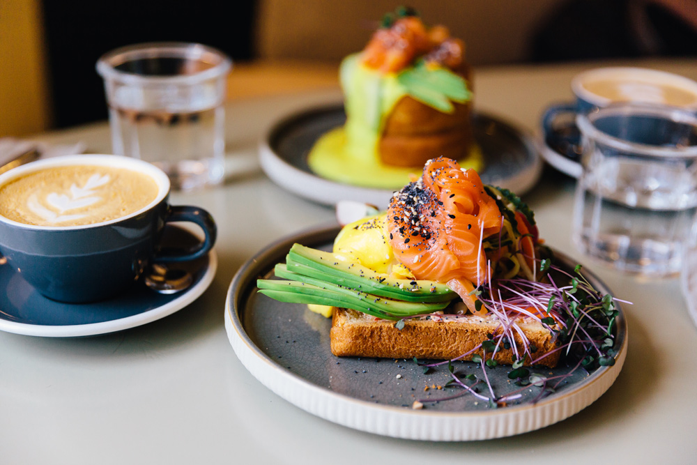 En toast med lax och avocado